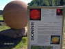 Sonne mit Info-Tafel