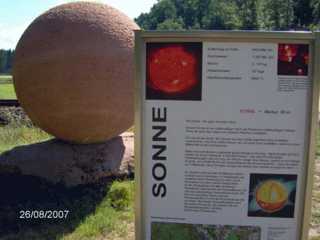 Sonne mit Info-Tafel