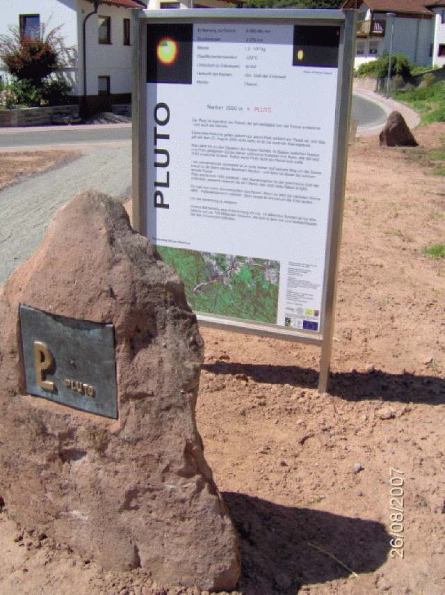 Pluto mit Infotafel